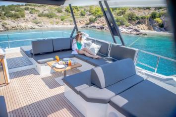 Yachtcharter FountainePajotPower67 3