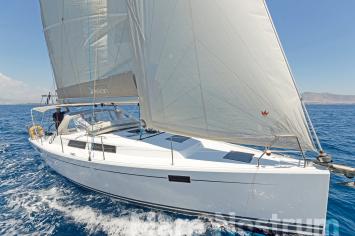Yachtcharter Hanse385 3