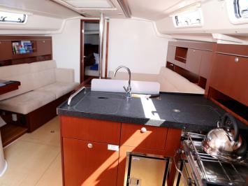 Yachtcharter Hanse385 10
