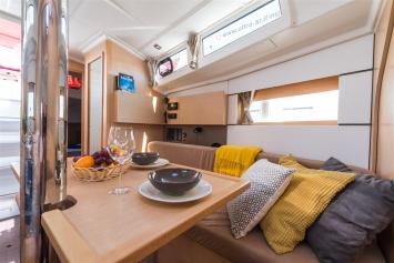 Yachtcharter Oceanis38 14