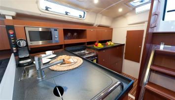Yachtcharter Hanse385 10
