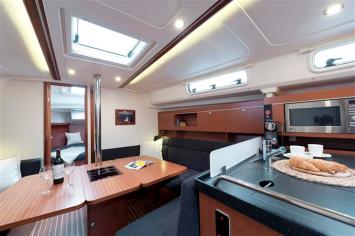 Yachtcharter Hanse385 11