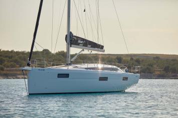 Yachtcharter elan impression 43 side view