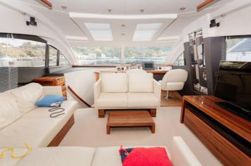 Yachtcharter SealineT60AURA 3