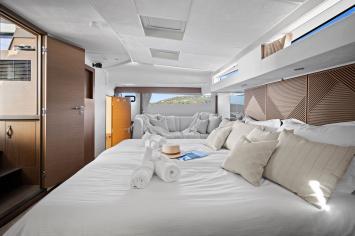 Yachtcharter PrestigeM48 31cab 3