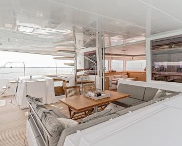Yachtcharter lagoon 560 4 cabin cockpit lounge