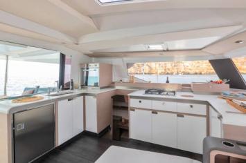 Yachtcharter FountainePajotElba45 42cab 12