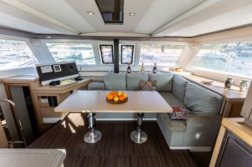 Yachtcharter Lucia40 6