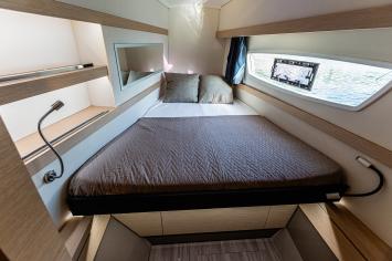 Yachtcharter Lucia40 8