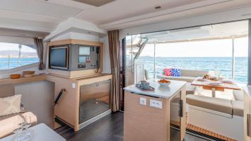 Yachtcharter FountainePajotNew44Quatour 42cab 7