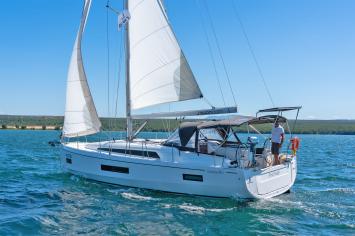 Yachtcharter Oceanis40 First Touch 3