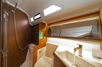 Yachtcharter Oceanis40 First Touch 14