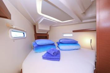 Yachtcharter Hanse388 12