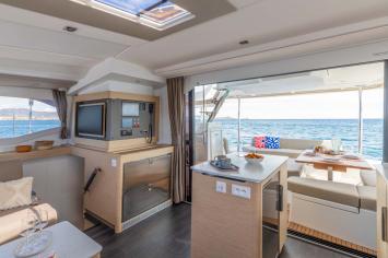 Yachtcharter FountainePajotNew44Quatour 42cab 14