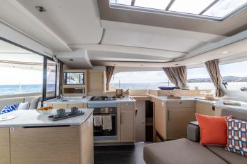 Yachtcharter FountainePajotNew44Quatour 42cab 15