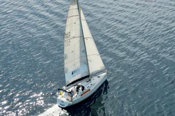 Yachtcharter First40 Kodo 1