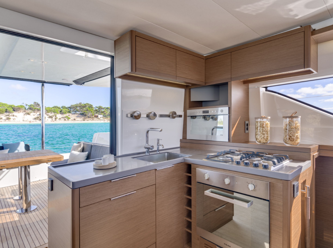 Yachtcharter Lagoon 50 5 Kabinen Pantry