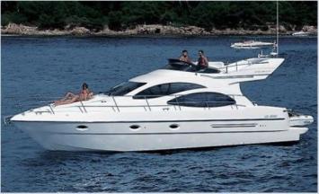 Yachtcharter Azimut 42 Seitenansicht 2 Cab 2 WC