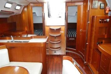 Yachtcharter First 47.7 Pantry 4 Cab 2 WC