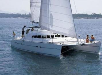 Yachtcharter Lagoon 470 Bugansicht 4Cab 4WC