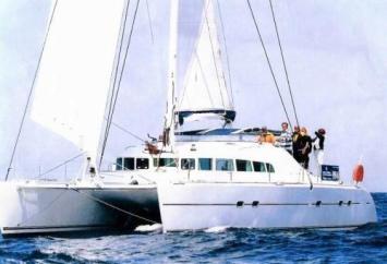 Yachtcharter Lagoon 470 Bugansicht 4Cab 4WC 1