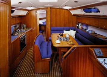 Yachtcharter Bavaria 40 3cab salon