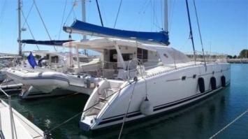 Yachtcharter Nautitech 475 Heckansicht 6 Cab 4 WC