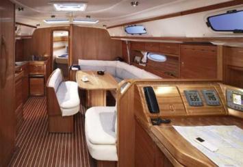 Yachtcharter Bavaria 42 3cab salon