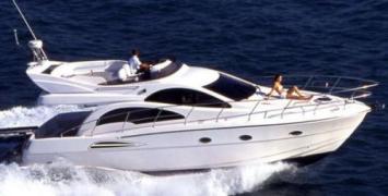 Yachtcharter Astondoa 43 Fly Seitenansicht 2 Cab 2 WC