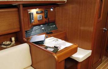 Yachtcharter Grand Soleil 50 (3Cab) Kartentisch