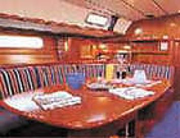 Yachtcharter Oceanis 510 4cab salon