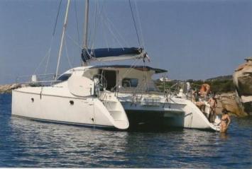 Yachtcharter Nautitech 395 Heckansicht 6 Cab 2 WC 1