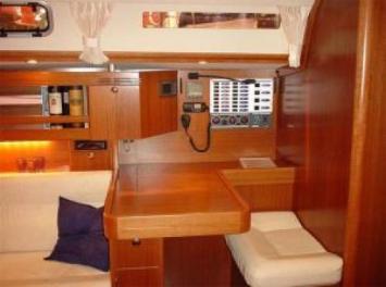 Yachtcharter Dufour 44 Kartentisch 3 Cab