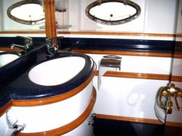 Yachtcharter Astondoa 46 Nasszelle 3 Cab 2 WC 1
