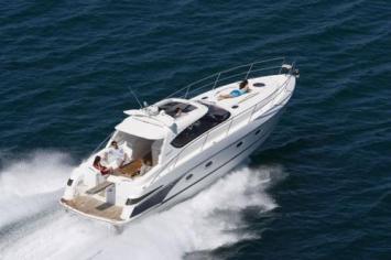Yachtcharter Elan Power E 42 Heckansicht 3 Cab 1 WC