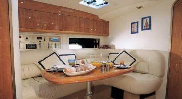 Yachtcharter Cranchi Smeraldo 37 (2Cab/1WC) Salon