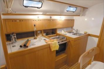 Yachtcharter Harmony 42 Pantry 3 Cab 2 WC