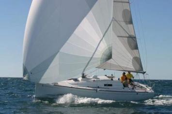 Yachtcharter First 27.7 Seitenansicht 2 Cab 1 WC