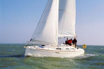 Yachtcharter Dufour 325 Seitenansicht