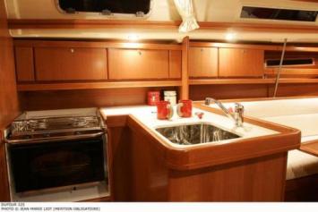 Yachtcharter Dufour 325 Pantry