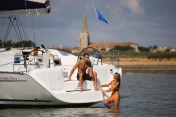 Yachtcharter Benneteau Cyclades 43.3 Badeplatte 3 Cab 3 WC