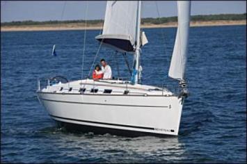 Yachtcharter Benneteau Cyclades 43.3 Bugansicht 3 Cab 3 WC