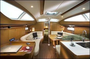 Yachtcharter Sun Odyssey 42 DS 2 Cab salon