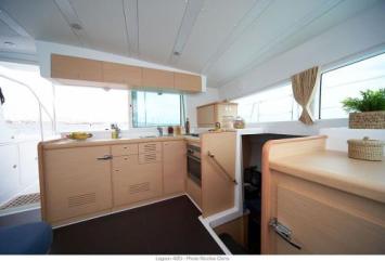 Yachtcharter Lagoon420 Cab4 kitchen