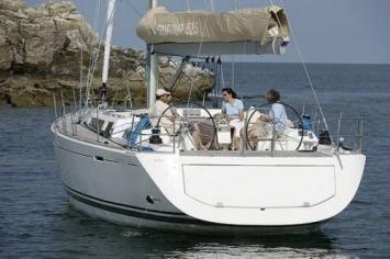 Yachtcharter Dufour 525 Heckansicht 4 Cab 3 WC