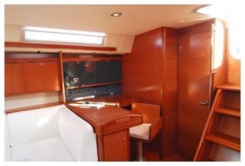 Yachtcharter Dufour 525 Kartentisch 4 Cab 3 WC