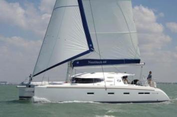 Yachtcharter Nautitech 44 (3+1Cab/2+1WC) Seitenansicht