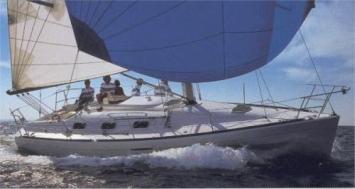 Yachtcharter First 33.7 Seitenansicht 3 Cab 1 WC