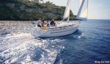 Yachtcharter Bavaria 36 Holiday 3cab back