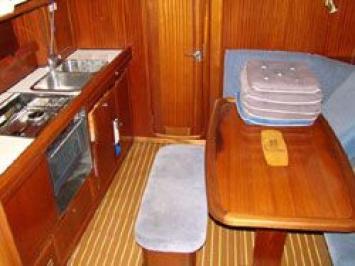 Yachtcharter Bavaria 36 Holiday 3cab kitchen